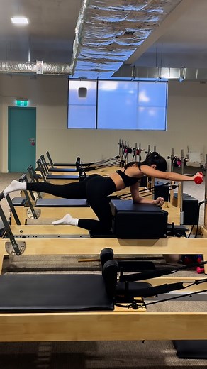 Steph B on Instagram: "FULL BODY BURN 🔥 Featuring a dumbbell and short box 🌶️ READ BELOW FOR DESCRIPTION⬇️⬇️: SET UP: • 1X medium-heavy spring • Short box • Left toes on footbar, right knee on carriage • Right hand holding dumbbell, left elbow on box SEQUENCE: • Extend and bend left leg pushing carriage out and closing • Add on: right elbow lifted in line with shoulder, punch arm out as carriage is pushed out • Add on: hold carriage out, semi circle arm to hip and back out • Keep carriage push