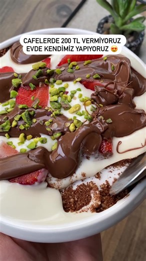 Magnolia Kremalı Tatlı Tarifi ve Pratik Sunum Sütlü Çikolata ve Çilekle Yapımı