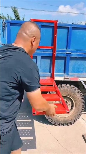 Lifting a sack of corn onto a car with a ladder #satisfying #shorts
