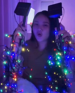 390 reactions · 42 shares |  Cu panou solar integrat și 100 LED-uri strălucitoare, instalația oferă un decor vesel și eficient energetic. Perfectă pentru alei, terase sau garduri. O aprinzi o dată și face totul singură ✨ | Boomshop | Facebook