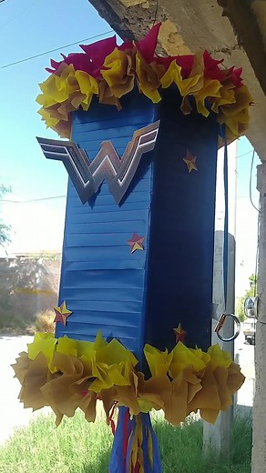 Tutorial de como hacer una piñata giratoria o de torno🪅🪅 #piñatas #pueblopiñata #piñatasgiratorias #piñataspersonalizadas #manualidades #wonderwoman #manualidadesfaciles #tutorial #piñataspasoapaso #gomezpalacio #torreon #humor #foryou