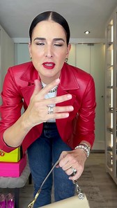 ¿Cómo stylear un #blazer rojo? ❤️ La base súper sencilla por que quiero que esta pieza sea la protagonista. Me encanta el color, es mi favorito, además el modelo y el material se me hacen llamativos. Una bolsa y tenemos listo el look. ¿Les gusta? #fendi #blazerstyle #diseñomexicano #alinjotar #zara #blazer #dior #modelstyle #fashionstyle #styleblogger | Mô Almada