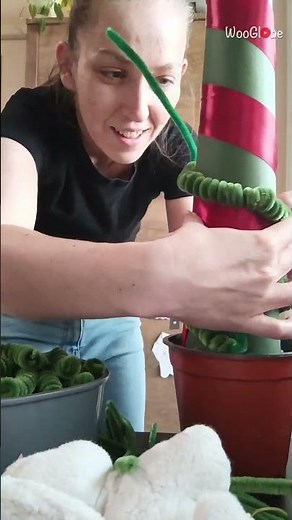 Christmas Decoration: Custom Grinch Tree from Chenille Stems || WooGlobe