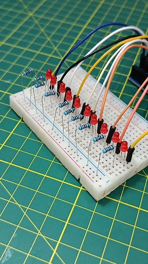 9.5K views · 55 reactions | Observa cómo los LEDs se mueven de un lado a otro simulando las luces del coche KITT. #circuitoselectricos #electronica #proyectogeniales | Muy Fácil De Hacer | Facebook