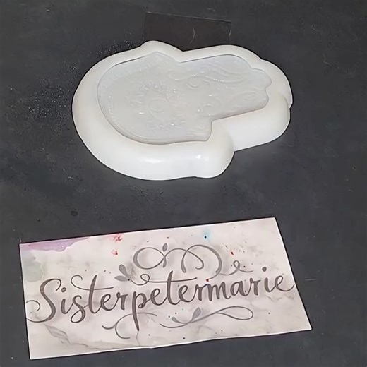 Hamsa hand dish...protection against the evil eye. https://sisterpetermarie.etsy.com #sisterpetermarie #resinart #resin #resinpour #resincrafts #handmadeseller #epoxyart #resinartist #resindemolding #hamsa #evileye #protection #🪬#🧿#shorts | Pinny Bruce