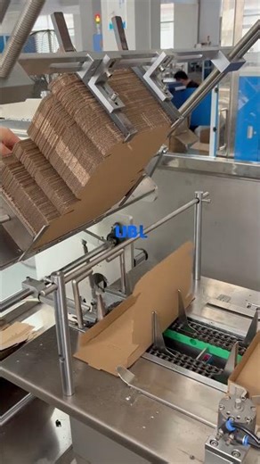 High speed pizza box folding machine
