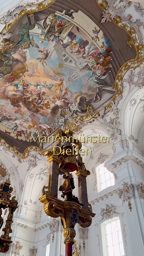 🌟🎨 Heavenly visions in Dießen: A window into the soul of the Baroque period🖌️✨ A masterpiece in the sky: enter the Marienmünster in Dießen and lift your gaze: The ceiling frescoes by Johann Georg Bergmüller transform the church into a heavenly gallery. With every brushstroke, they tell stories of faith and sublimity, captured in vivid colors and divine splendor.🌿💒 Baroque splendor that touches: The magnificent high altar, a centerpiece of Baroque craftsmanship, is in harmony with the radian