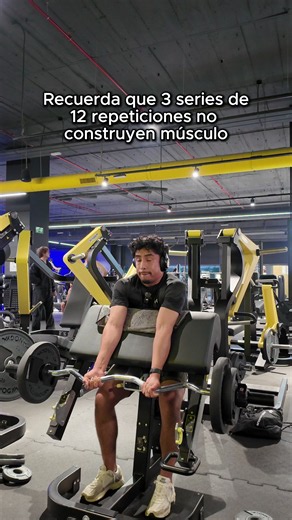Recuerda: Hacer 3 series de 12 repeticiones NO construye músculo ❌ Si sueltas la barra en la repetición 12 porque lo dice el papel de tu rutina, pero por dentro sabes que podías haber sacado 5 más... enhorabuena, acabas de hacer puro volumen basura. El músculo no sabe contar, solo entiende de tensión mecánica. Si quieres mutar de verdad, aplica esto: 1️⃣ Olvida los números mágicos: El 3x12 no sirve de nada si no hay intensidad. Tienes que llegar al fallo absoluto o dejar como mucho una repetició