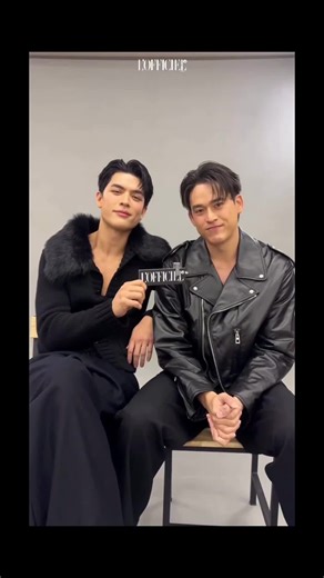 เอาจริงนะนี่มันชุดมาเฟียรัสเซียชัดๆกับคุณตำรวจที่ไล่จับอาชญากรข้ามชาติ แต่ถ้าสลับชุดกันกวินใส่เฟอร์แม่คง อดทนกับความน่ารักของลูกไม่ไหว คุณเวอาห์นี้คงไปก่อนคนแรก เพราะรายนั้นน่าจะจ้องน้องจนต้องไปหาหมอรักษาคอแล้วล่ะ ❤️💜