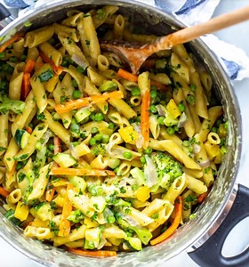 This One Pot Pasta Primavera is a 30-minute dinner that's packed with fresh vegetables and an easy creamy parmesan sauce. • 453 calories/8 freestyle points per serving! • PRINT RECIPE>>>https://thegirlonbloor.com/pasta-primavera/ | The Girl on Bloor - Healthy, easy recipes for busy people