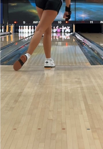 Discover the Comfort of 3G Bowling Shoes