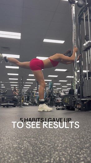 G I V E T H E S E U P 👇🏼👇🏼👇🏼 • • • 1. Assuming “protein” automatically meant healthy... I fell for protein bars and snacks that were actually calorie bombs and left me feeling bloated. Switching to mostly whole foods made a huge difference. 2. Dialled in during the week, lost it on weekends... I treated weekends like they didn’t count… until I realised they’re almost half the week. Dropping the “weekend free-for-all” changed my results. 3. Treating sleep like an afterthought… Late caffeine