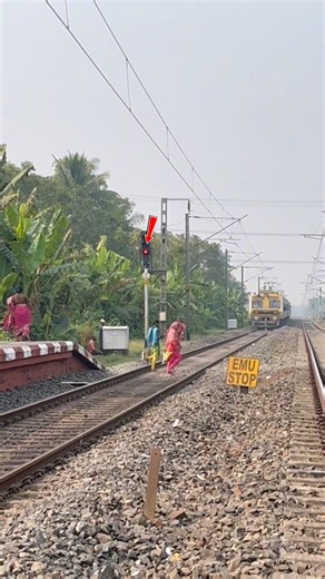 বিপদ ‼️ জনক রেল লায়ীন পাড়া পার দেখুন