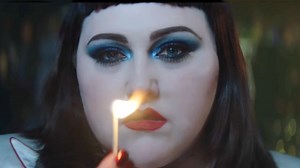 Clip "Fire" : Beth Ditto, cow-girl glamour, échauffe les esprits dans un bar