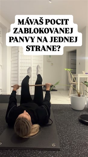 Mgr. Angelika Živčicová on Instagram: "Tento cvik je MET technika vhodná pre panvu a SI kĺb. Na jednej strane tlačím nad kolenom, na druhej za kolenom – každá noha proti opačným smerom. Takto vytvorím jemné svalové napätie (cca 10–20 % sily), ktoré aktivuje ➡️ hamstring na jednej strane ➡️ flexor bedra na druhej strane Tieto svaly spolu vytvoria recipročnú aktiváciu, ktorá pomáha panve „vyrovnať sa“, odľahčiť SI kĺb a dostať telo späť do neutrálnej pozície. Je to bezpečný a jemný spôsob, ako uvo