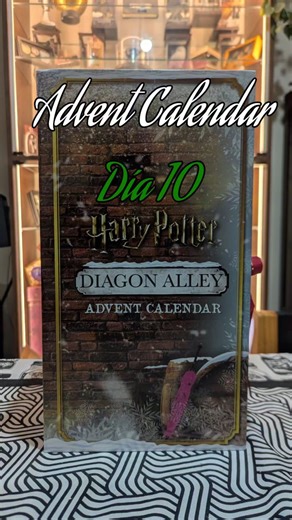 A Noble Collector - Mati on Instagram: "🎄 Calendario de Adviento Diagon Alley - Día 10🎄 🗓️ Veníamos de racha, muy arriba, muy top, así que ayer nos tocó calmarnos un poco. Pero a no panickear, que hoy tenemos un nuevo regalo y además ya casi estamos llegando a la mitad del recorrido de este calendario de adviento. ¿Quién les dice? Quizás lo mejor está por venir 🌚 🎅🏻 Para celebrar esta cuenta regresiva hasta Navidad, voy a estar abriendo un regalo por día hasta llegar al 25 de diciembre. Ca