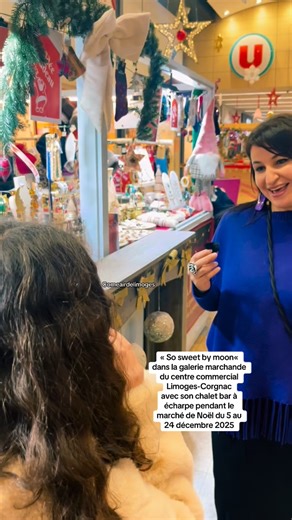 Une personne avec une énergie dingue et une passion du métier « So sweet by moon« dans la galerie marchande du centre commercial Limoges-Corgnac avec son chalet bar à écharpes pendant le marché de Noël du 5 au 24 décembre 2025 #pretaporter #limoges #echarpe #bijou #noel #Villedelimoges #amour #ideecadeau #corgnac #gentillesse #bienveillance #france #villedelimoges | Comeairdelimoges