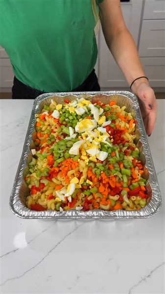 The best macaroni salad recipe! Katie makes a macaroni salad using veggies and a twist of pickle juice! #salad #macaroni #sidedish #yummyfood | Smells Good
