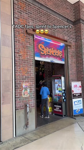 TADC fans, sprint to Spencer’s@Glitch_Productions @hottopicofficial #fyp#autism#johnnygrooves#spencers#tadc