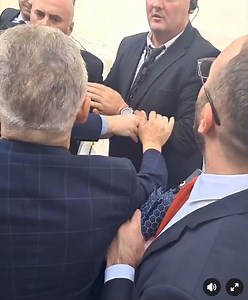 2.3M views · 9.7K reactions | Plas sherri ne hyrje te Parlamenit | TV Apollon | Facebook