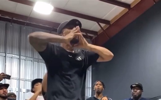 美国Krumper Spartan｜说起来有点抽象 最初看到Krump这个舞种之时就觉得它呈现出来的神经管道清洗感很强 这或许就是Flow/能量所构建的流畅感！