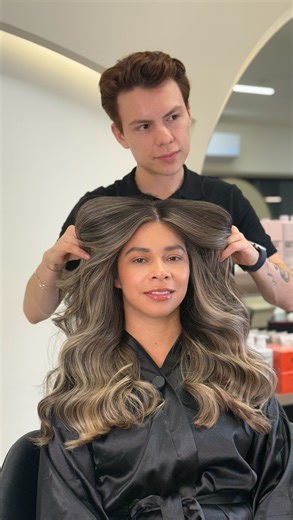 12K views · 860 reactions | Los cambios más bonitos no solo se ven… se sienten. Y reacciones como la de ella me recuerdan que este trabajo es magia pura.✨#haircolor #girl #balayage #balayagehighlights #blonde | Daniel Escobar Coloristas | Facebook