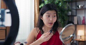 Influencer Records Product Reviews Brand She 库存影片视频（100% 免版税）1090905095 | Shutterstock