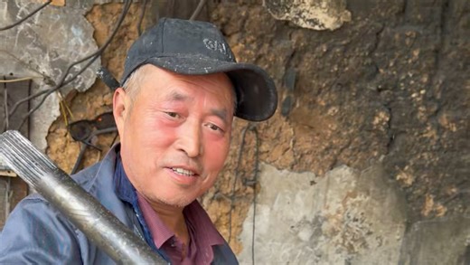 余师傅锻打了一把鹰嘴柴刀，大家学会了吗？