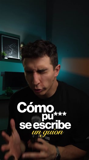 Daniel Gallo | Marca Personal on Instagram: "Escribir un guión no tiene por qué tomarte horas ni obligarte a copiar a otros creadores. Todo buen guión se basa en una estructura simple que puedes repetir en cada video. Primero el hook, una frase clara que haga que la persona no haga scroll. Luego el pico de interés, donde le explicas por qué vale la pena quedarse. Después viene el valor, cumplir lo que prometiste sin relleno ni vueltas innecesarias. Y al final el CTA, decirle exactamente qué hace