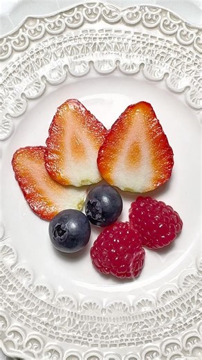 フルーツを使ってトレカケース作るよ!🍓自分のデザインが、そのまま形になる！✨カスタム作品のご注文ただいま受付中です🌟#ホイップデコ #トレカデコ #推し活グッズ #toploaderdeco