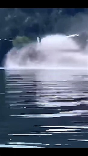 S-64 Skycrane Firefighting Helicopter Nearly Crashes During Water Pickup