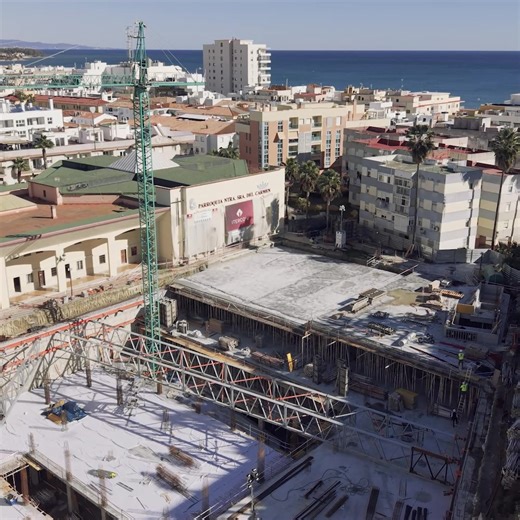 🅿️ Las obras del aparcamiento municipal junto a la iglesia del Carmen se encuentran casi al 80 por ciento de su ejecución. La previsión es que durante el mes se abril finalice el cerramiento de este parking, que tendrá un coste de 1 euro durante el día. Abrirá para uso público en verano. Seguimos! #aparcamiento #obra #Estepona #mejoras —————————————————— 🅿️ The construction work on the municipal car park next to the Church of El Carmen is almost 80% complete. It is expected that the enclosure 