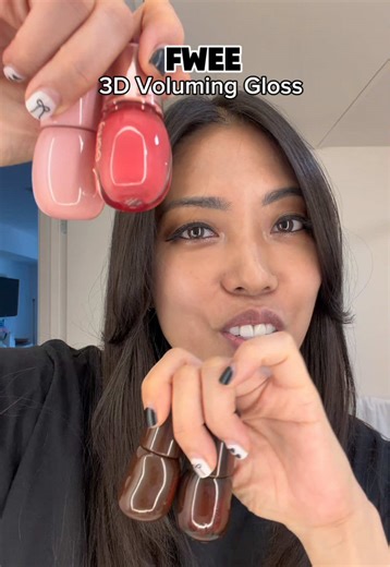 @fwee glossy’s made my lips look so juicy, plump, and glazed! The dirty cola 30% is my favorite!! It looks and smells just like cola 🥤. It’s lightweight, kept my lips hydrated and loved that I could choose the pigmentation of it. It flatters a range & diversity of skin tones and also made my lips very smooth and soft 💄 #fwee #3dvolumizinggloss #dirtycola #vanilla #lipgloss
