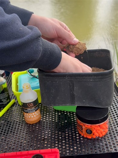 TBT to the 2 Minute Challege done in late summer. I knew the camera guy was going to do it at some point as we'd previously discussed it as a good idea. But strange how you panic and make stupid mistakes, you can hear on the cast I had wrapped the line on a ring. Then because I put the rod forward to look at where is wrapped whilst putting it in the rest I stick the tip in the bush. Anyway t least my early feeding meant the small Carp were still about ready to chase down my method feeder. Like m