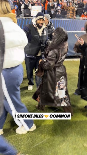 Simone Biles and Common are in the house 🙌 Watch Packers vs. Bears on Prime Video | Live Now | NFL on Prime