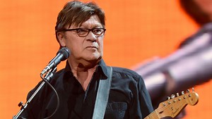 Songwriter, Lead Guitarist Robbie Robertson Of The Band Dies At Age 80 - Daily Soap Dish