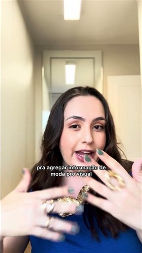 Look plus size usando macacão azul •