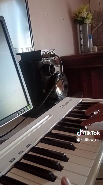 Learn How to Play Sukakude by Kelvin Momo