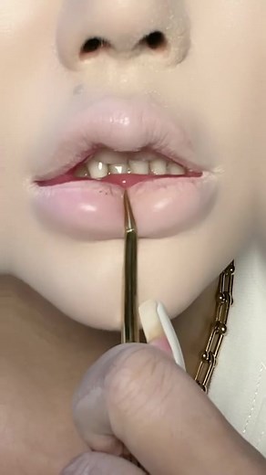 Ultimate Lipstick Tutorial for Beautiful Lips