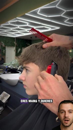 💈 Curso de Barbería Profesional Online | Aprende Barbería Desde Cero ✂️ Aprende barbería desde cero hasta nivel avanzado con nuestro curso de barbería online, ideal para principiantes y barberos que quieren mejorar sus técnicas en fades, degradados, cortes modernos, cortes clásicos, texturizados, freestyle barber, afeitados y peinados masculinos. Formación en barbería profesional certificada, 100% online, a tu ritmo, desde casa, sin horarios fijos y sin necesidad de herramientas costosas. Apren