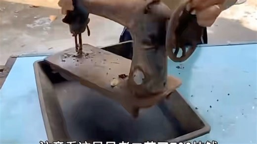 越南老表维修老式缝纫机