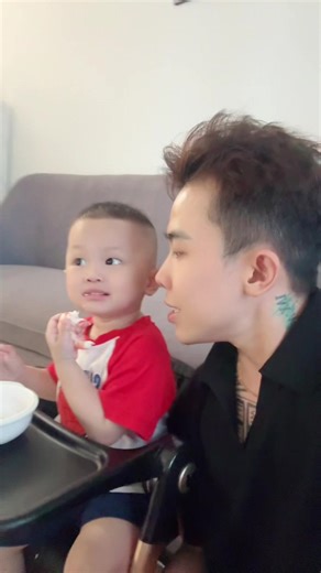 Video Em Bé Ăn Ngon Gợi Cảm Hứng