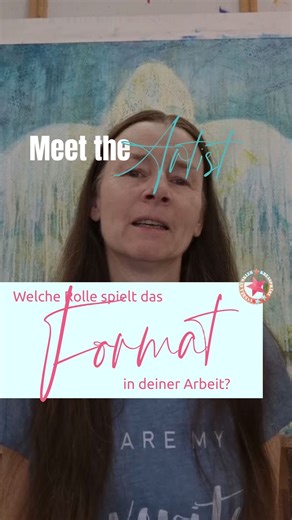 🎥 Meet the Artist: Raphaela C. Häringer 🟩 „Ich liebe das Quadrat.“ In dieser Mini-Episode erzählt dir Raphaela, warum das Format in ihrer Arbeit weit mehr ist als nur die äußere Form. Warum sie immer wieder zum Quadrat greift – und was das mit Halt, Offenheit und Möglichkeiten zu tun hat. Kunst beginnt nicht erst beim ersten Pinselstrich – sondern oft schon beim Format. ✨ Was löst das Quadrat in dir aus? #kreasphäre25 #jahreskurs #mixedmedia #meettheartist #kreativimpuls #lebensartraphaela And