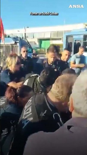 Clashes between police and workers in the Prato area, picket at Acca warehouses cleared #ansa