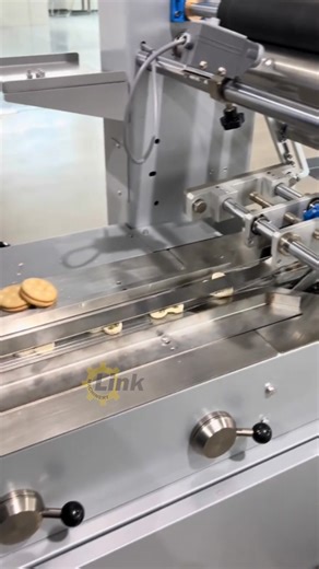 High-efficiency fresh-keeping pillow packaging machine: Suitable for individual fresh-keeping packaging of foods such as biscuits, wafers, and cookies. #pillowpackingmachine #shrinkpackingmachine #automaticpackingmachine #candypackingmachine #foodpackingmachine #continuoussealer #PackagingSolutions #SealingMachine #machinemanufacturer | Link packing machine company