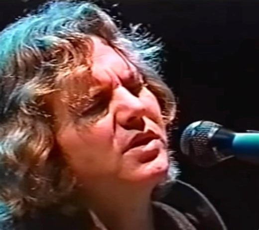 “Swears she knew him, now she swears he’s gone.” ‘Better Man’ from the 31 October 1999 Bridge show. Happy Halloween, y’all. 🎃 #grungebible #pearljam #eddievedder #betterman Video: https://youtu.be/JWwx0mqSW2o?si=bUhG32uuw4WVYpst | The Grunge Bible
