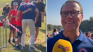 Här kramar prins Oscar om pappa i Hagaparken