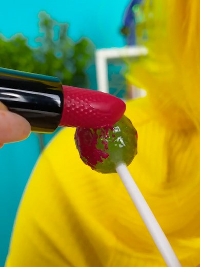 How Barbie does her daily makeup routine 😋💋💄 #makeup #beautytok #fashiontiktok