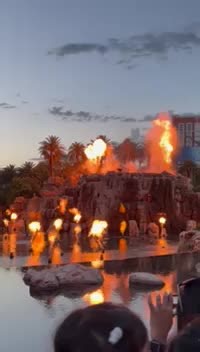Volcano show at the Mirage Las Vegas #lasvegas #vegas
