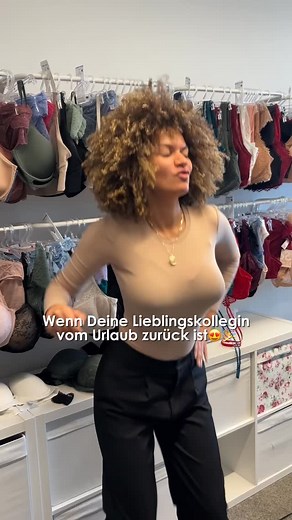 SugarShape • BH Beratung • Unterwäsche on Instagram: "Wenn Deine Lieblingskollegin endlich aus dem Urlaub zurück ist und das Büro plötzlich wieder zur Tanzfläche wird 💃🪩 Welcome back – wir haben Dich vermisst! 🫶 #Office #Party #BackTogether #WorkBesties #SugarShape #Vibes #DanceBreak #dance"